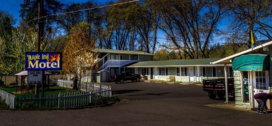 Maple Leaf Motel Shady Cove Bagian luar foto