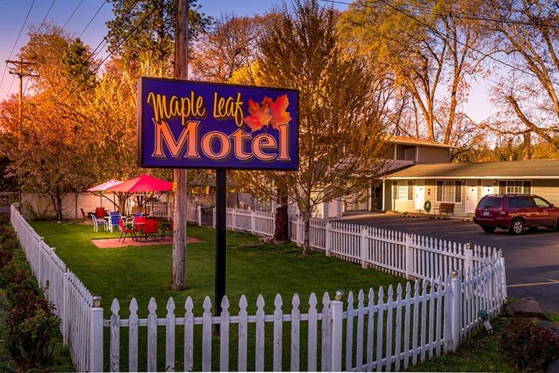 Maple Leaf Motel Shady Cove Bagian luar foto