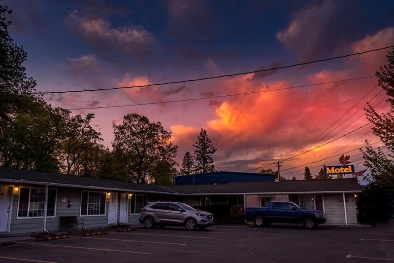 Maple Leaf Motel Shady Cove Bagian luar foto